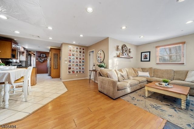 81 Vreeland Ave, Midland Park Boro, NJ 07432