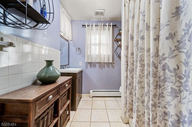 81 Vreeland Ave, Midland Park Boro, NJ 07432