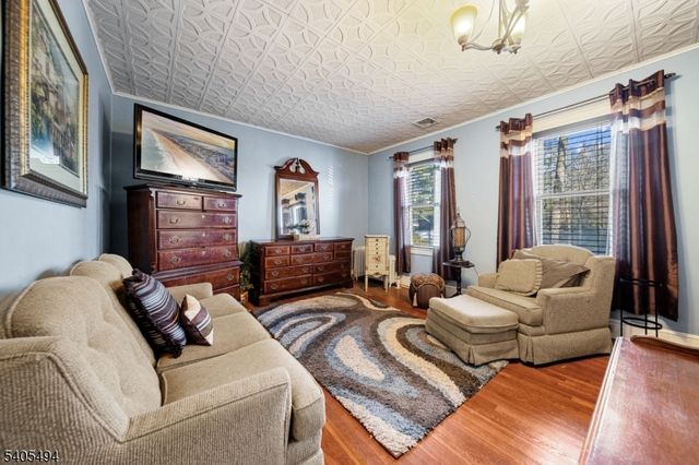 81 Vreeland Ave, Midland Park Boro, NJ 07432