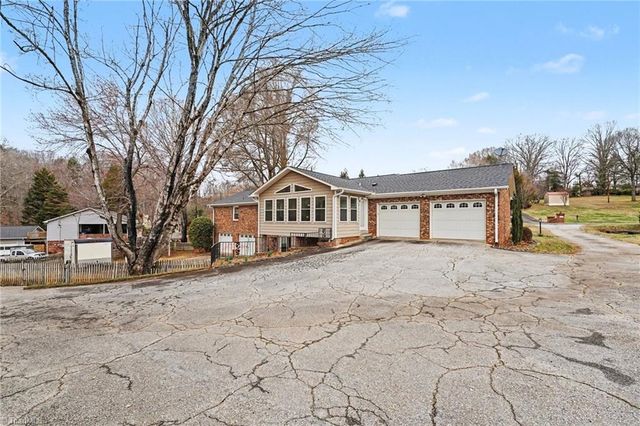 5585 Kane Drive, Pfafftown, NC 27040