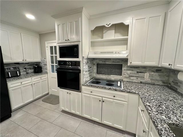 5585 Kane Drive, Pfafftown, NC 27040