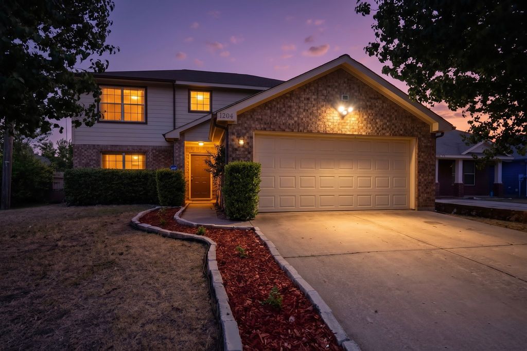 204 Centennial Place, Crowley, TX 76036 — photo 2