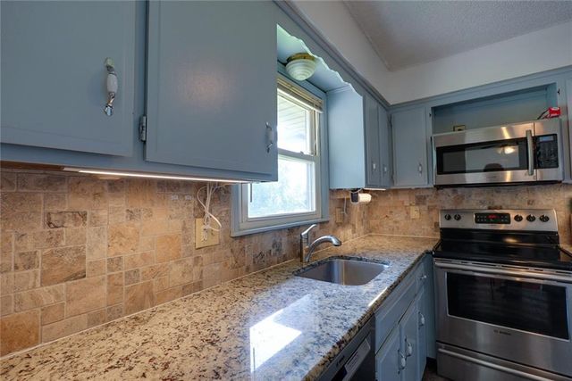 7312 NW 77th Terrace, Kansas City, MO 64152