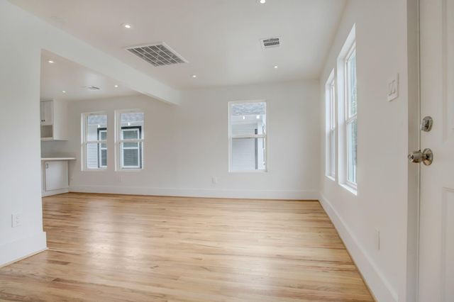 6107 N Main St, Houston, TX 77009