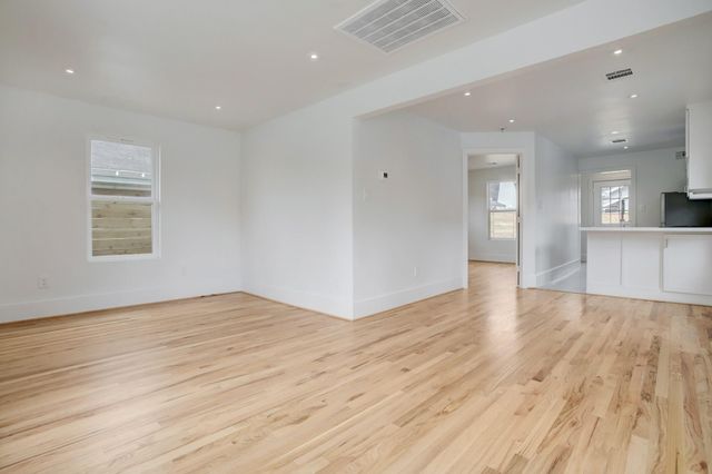 6107 N Main St, Houston, TX 77009