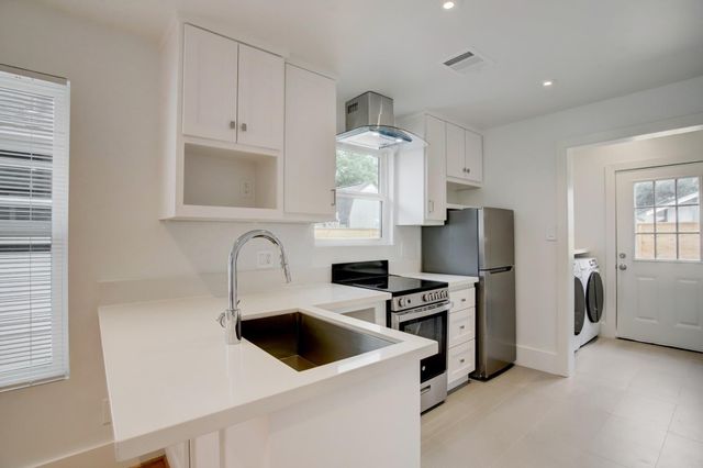 6107 N Main St, Houston, TX 77009