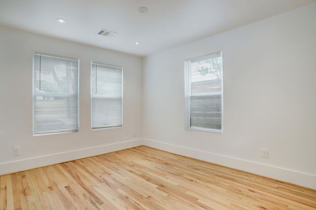 6107 N Main St, Houston, TX 77009