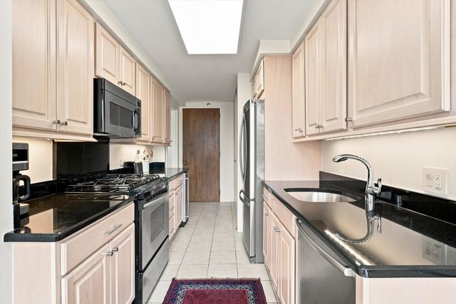 1230 N State Parkway 21D, Chicago, IL 60610