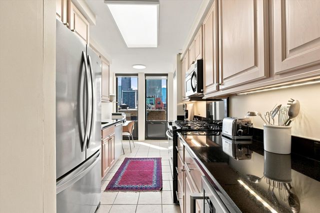 1230 N State Parkway 21D, Chicago, IL 60610