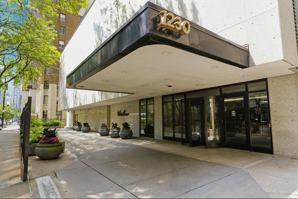 1230 N State Parkway 21D, Chicago, IL 60610