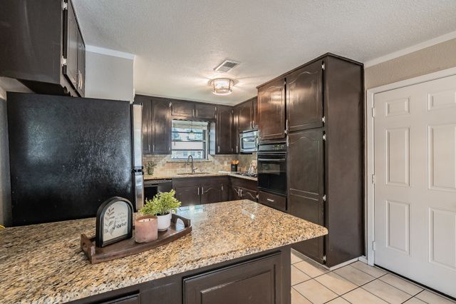 612 Bayless Drive, Euless, TX 76040