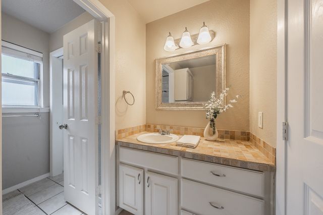 612 Bayless Drive, Euless, TX 76040
