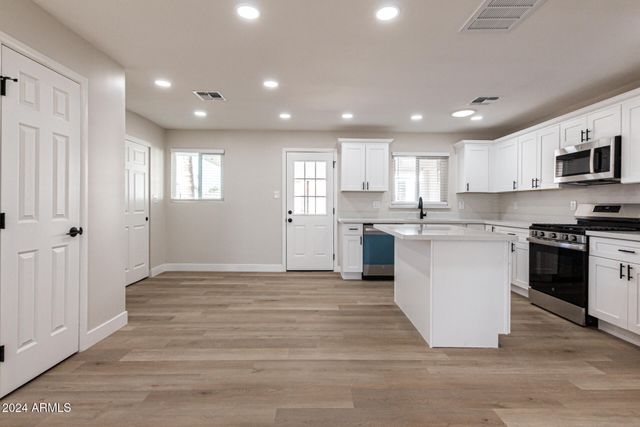 818 W Elna Rae Street, Tempe, AZ 85281