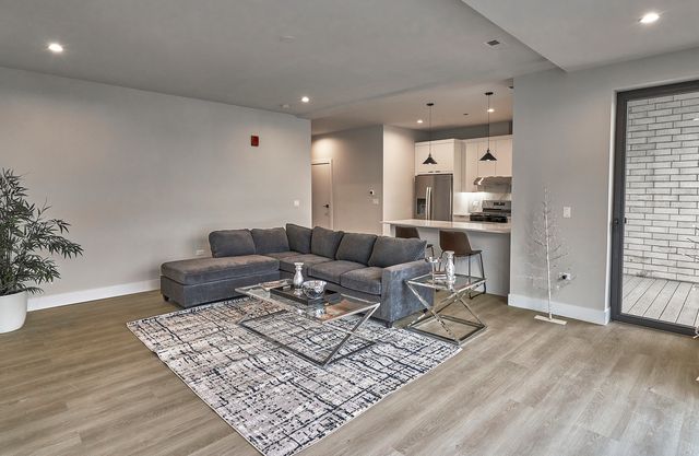 451 E Pershing Avenue 301, Chicago, IL 60653