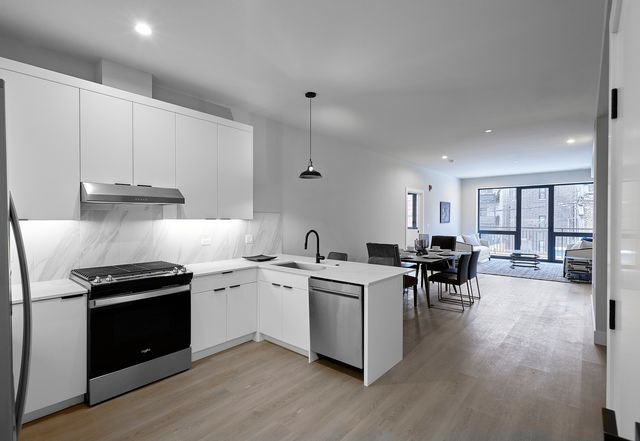 451 E Pershing Avenue 301, Chicago, IL 60653
