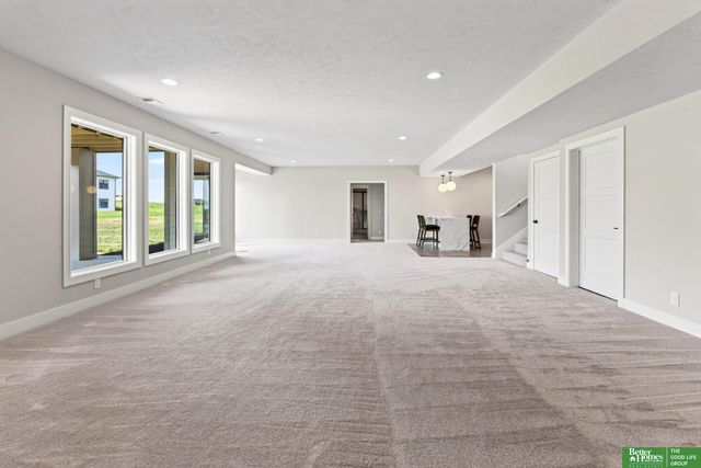 5426 N 212th Street, Elkhorn, NE 68022
