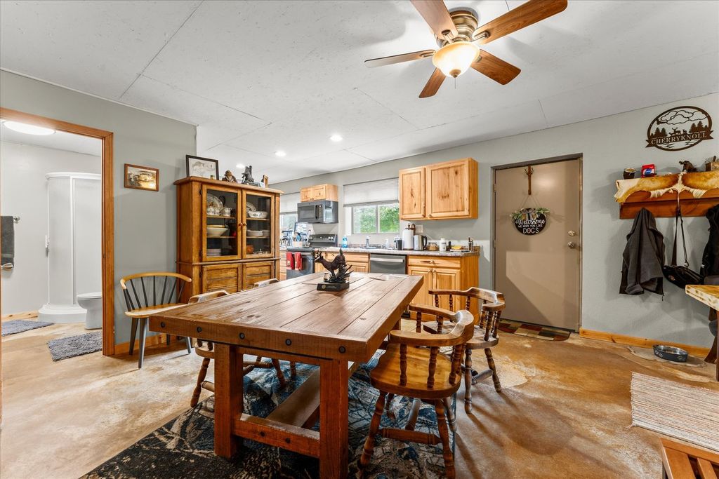 Image 11 of property listing at 7302 River Road, Iuka, IL 62849