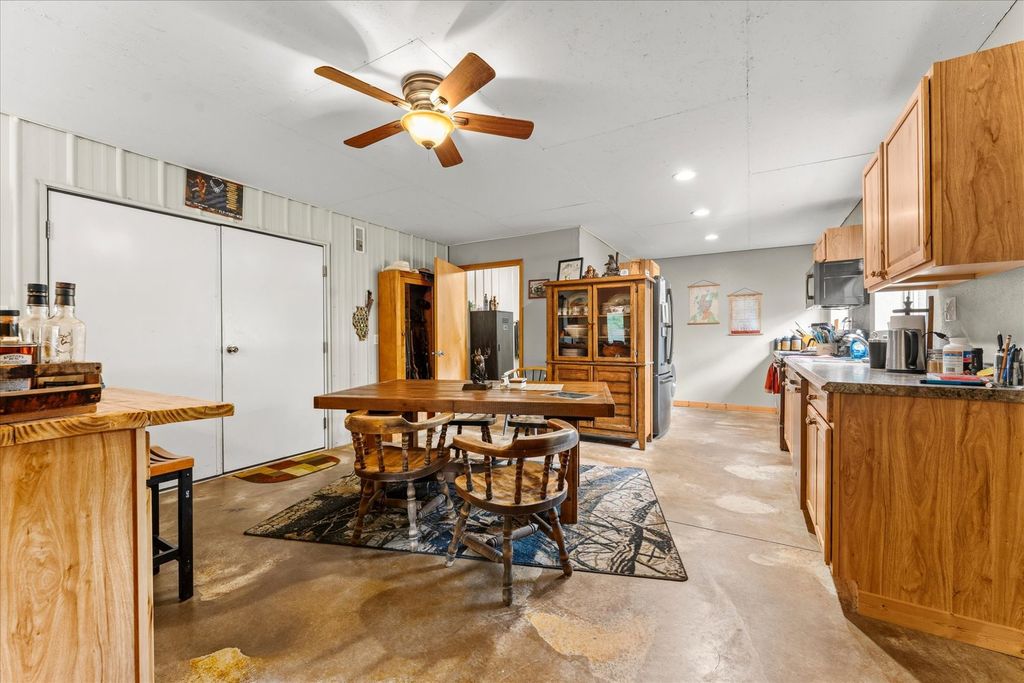Image 12 of property listing at 7302 River Road, Iuka, IL 62849