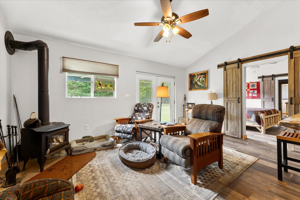 Image 13 of property listing at 7302 River Road, Iuka, IL 62849