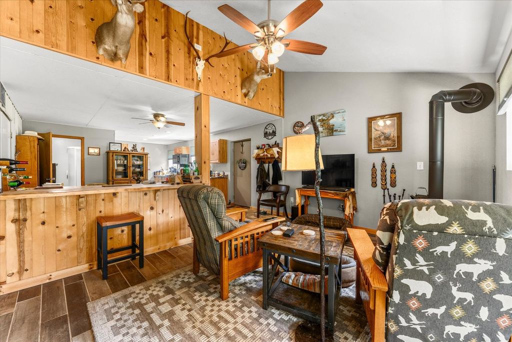 Image 14 of property listing at 7302 River Road, Iuka, IL 62849