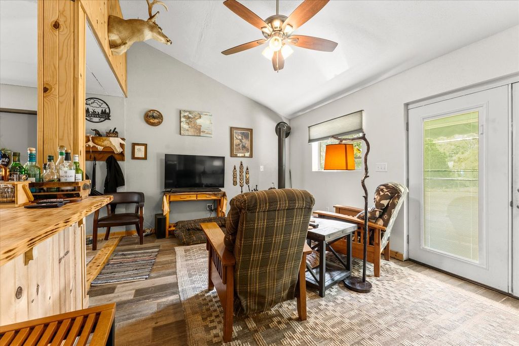 Image 15 of property listing at 7302 River Road, Iuka, IL 62849