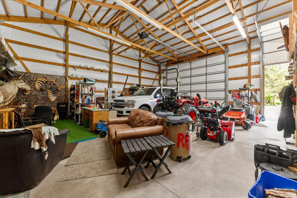 Image 25 of property listing at 7302 River Road, Iuka, IL 62849