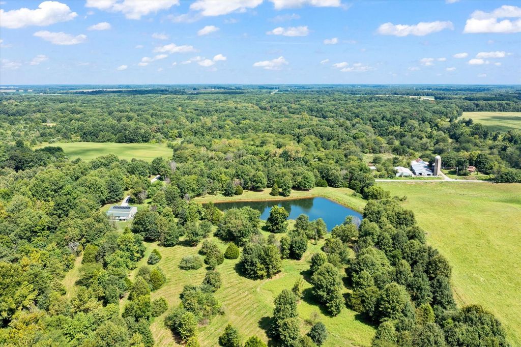 Image 31 of property listing at 7302 River Road, Iuka, IL 62849