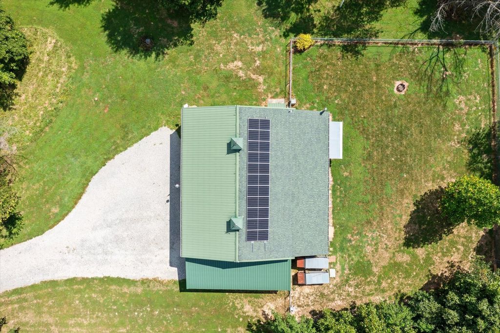 Image 36 of property listing at 7302 River Road, Iuka, IL 62849