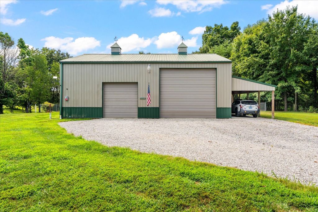 Image 5 of property listing at 7302 River Road, Iuka, IL 62849