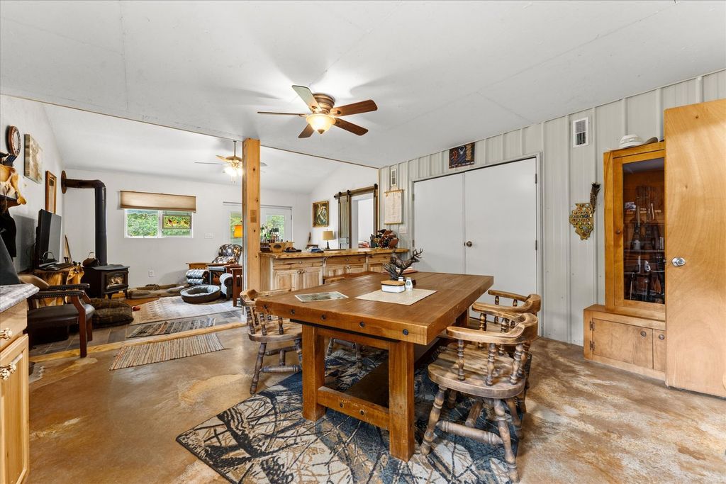 Image 6 of property listing at 7302 River Road, Iuka, IL 62849