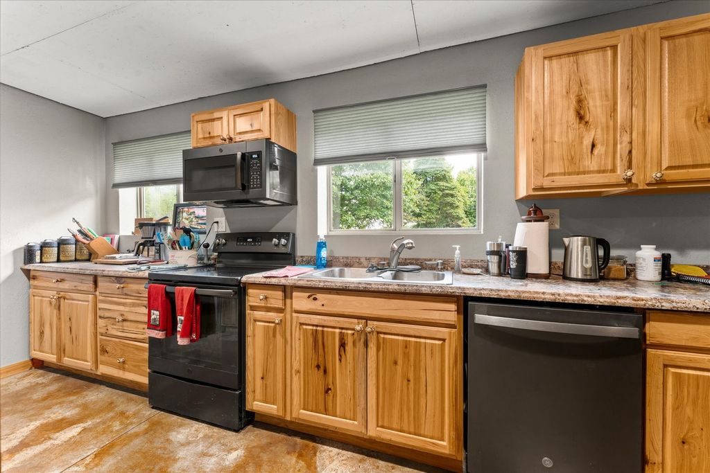 Image 8 of property listing at 7302 River Road, Iuka, IL 62849