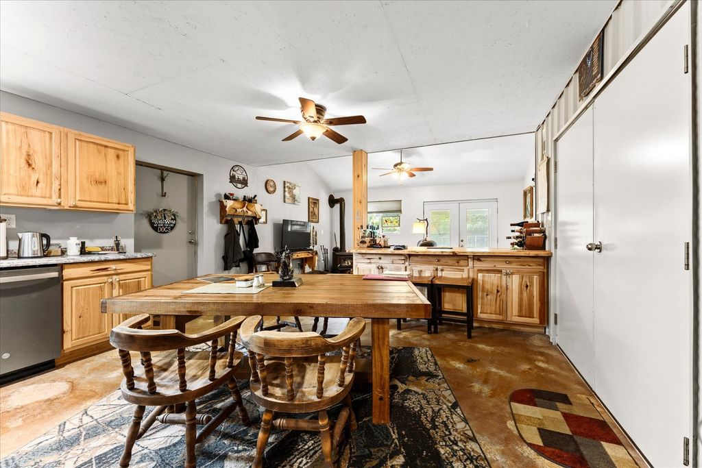 Image 10 of property listing at 7302 River Road, Iuka, IL 62849