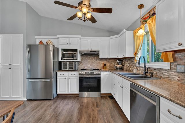 1713 E Cresthill Rd, Derby, KS 67037