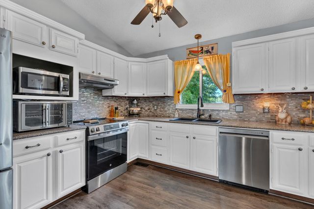 1713 E Cresthill Rd, Derby, KS 67037