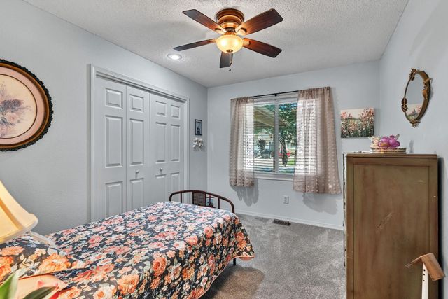 1713 E Cresthill Rd, Derby, KS 67037