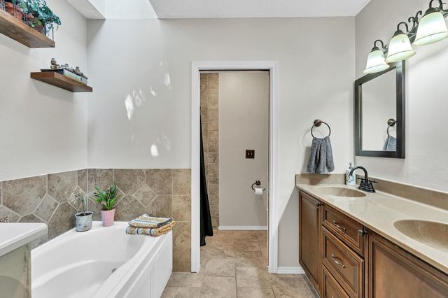 1713 E Cresthill Rd, Derby, KS 67037