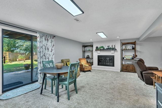 1713 E Cresthill Rd, Derby, KS 67037