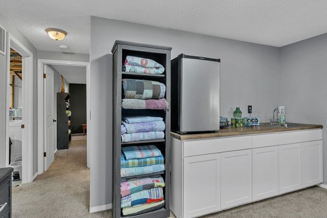 1713 E Cresthill Rd, Derby, KS 67037