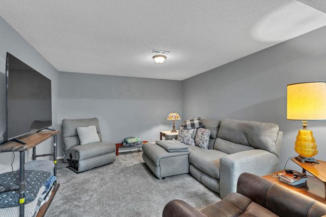 1713 E Cresthill Rd, Derby, KS 67037