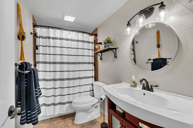 1713 E Cresthill Rd, Derby, KS 67037
