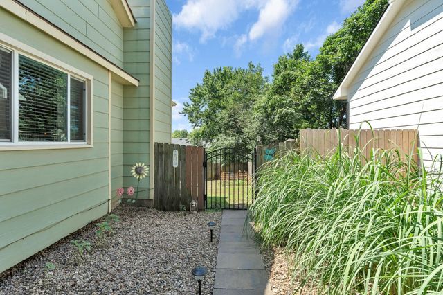 1713 E Cresthill Rd, Derby, KS 67037