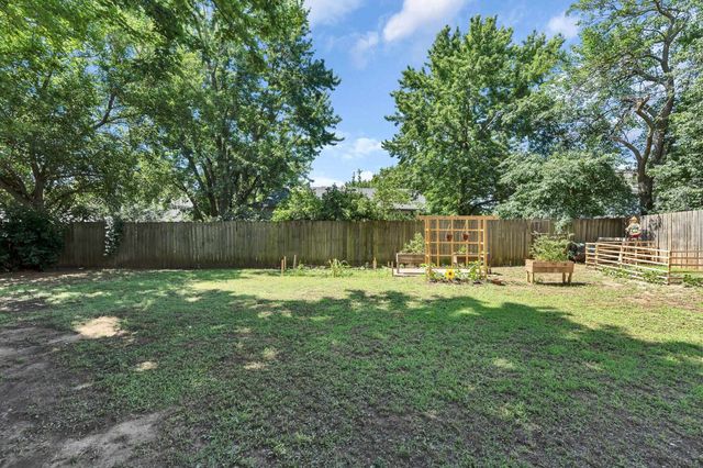 1713 E Cresthill Rd, Derby, KS 67037
