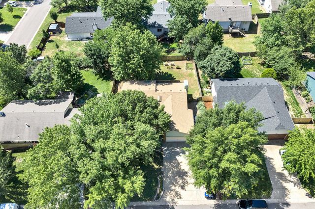 1713 E Cresthill Rd, Derby, KS 67037