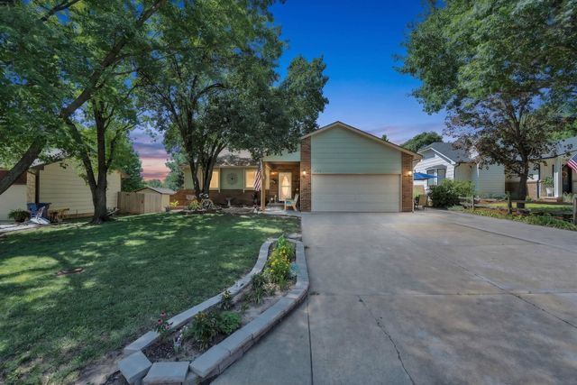 1713 E Cresthill Rd, Derby, KS 67037