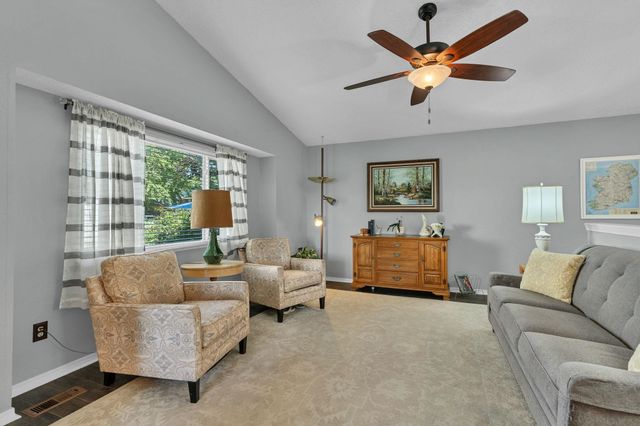 1713 E Cresthill Rd, Derby, KS 67037