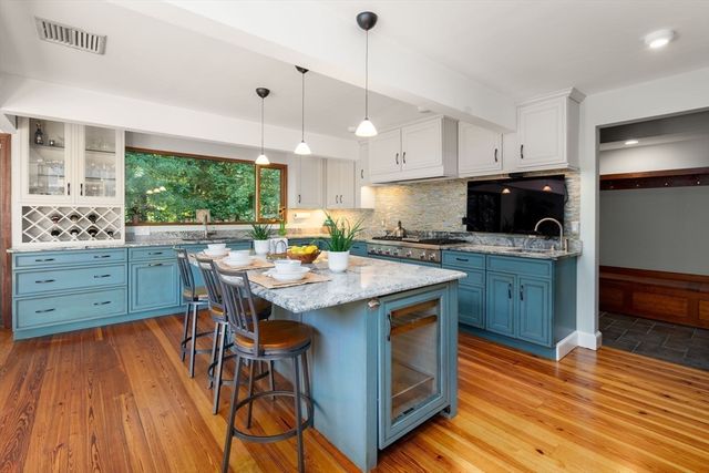 39 Westbrook Ln, Westwood, MA 02090