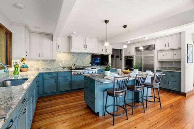 39 Westbrook Ln, Westwood, MA 02090