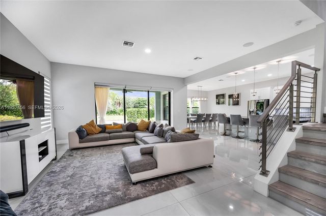 8645 NW 39th Ct, Coral Springs, FL 33065