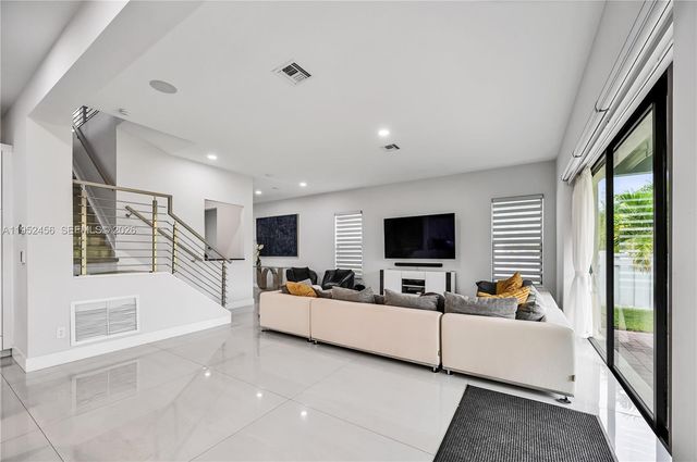 8645 NW 39th Ct, Coral Springs, FL 33065