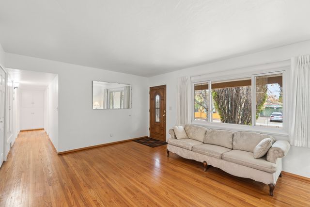 101 Lugar De Oro, Santa Fe, NM 87501